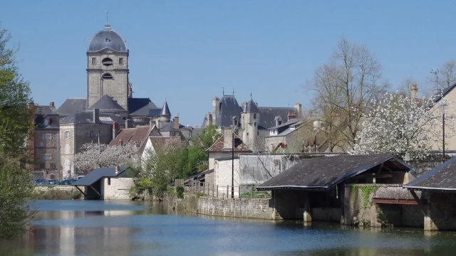 Blick auf Alençon und die Ufer der Sarthe